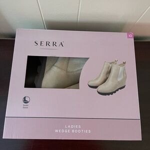New In Box, Women’s Size 10 Serra Wedge Booties